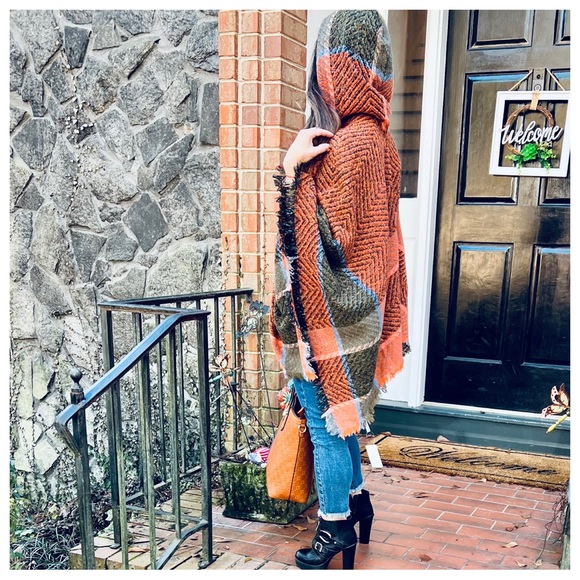 #27 BOHO FABULOUS HOODED ASYMMETRICAL PONCHO - Picture 7 of 7